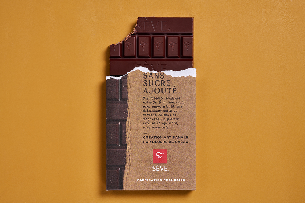 Tablette-Venezuela-noir-sans-sucre-ajoute-croquee-ambiance-2025-Seve-Ph-Jalin.png