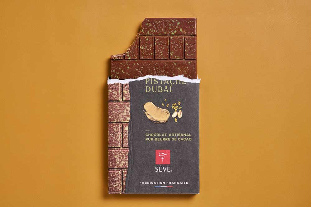 Tablette-pistache-Dubai-croquee-ambiance-2025-Seve-Ph-Jalin.png