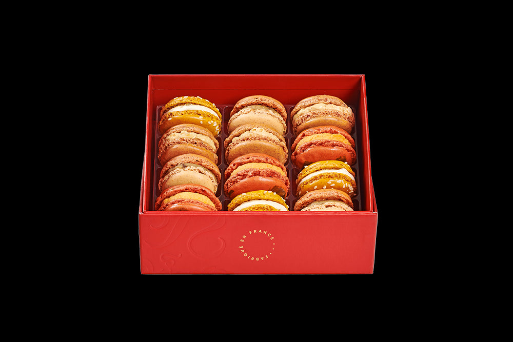 Écrin rouge de macarons salés