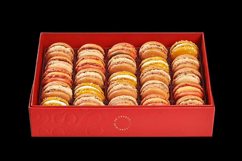 Écrin rouge de macarons salés