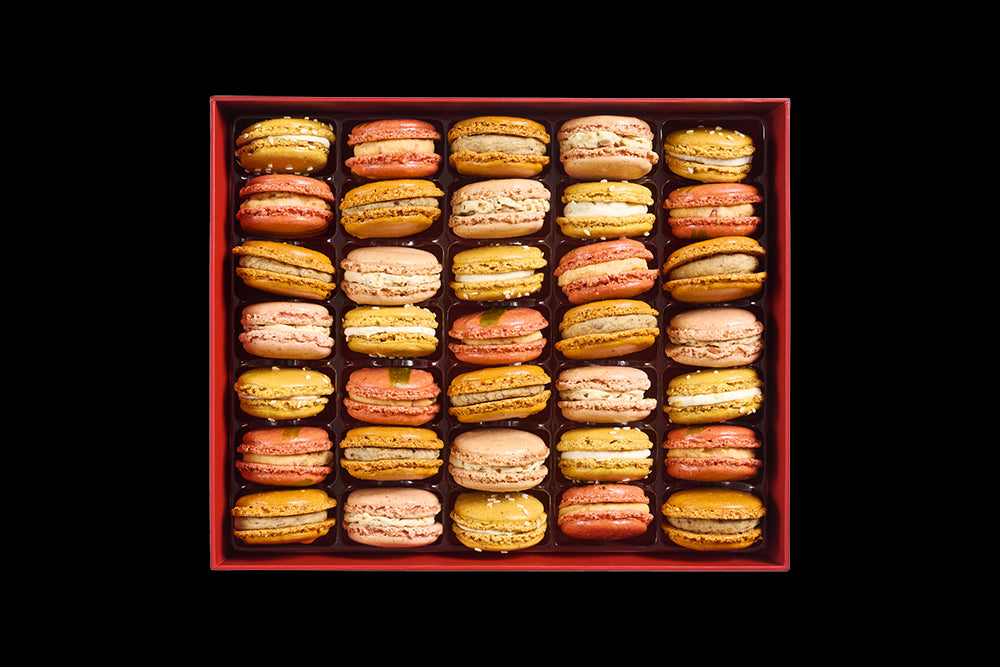 Écrin rouge de macarons salés