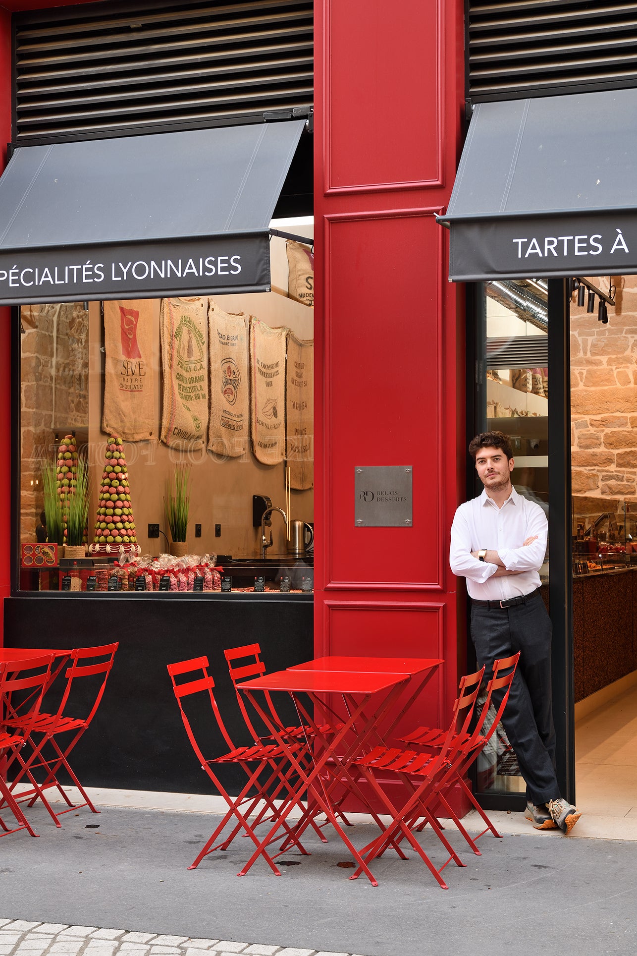 Arthur_Seve_a_la_Croix-Rousse_devant_la_boutique_Seve.jpg