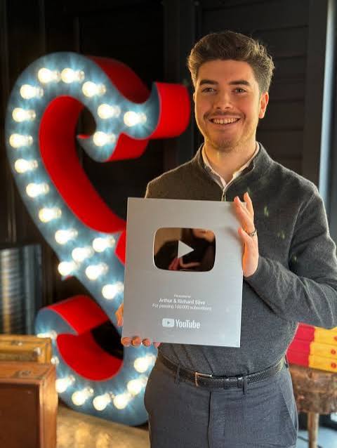 Arthur_Seve_et_le_trophee_Youtube_des_100K_abonnes.jpg