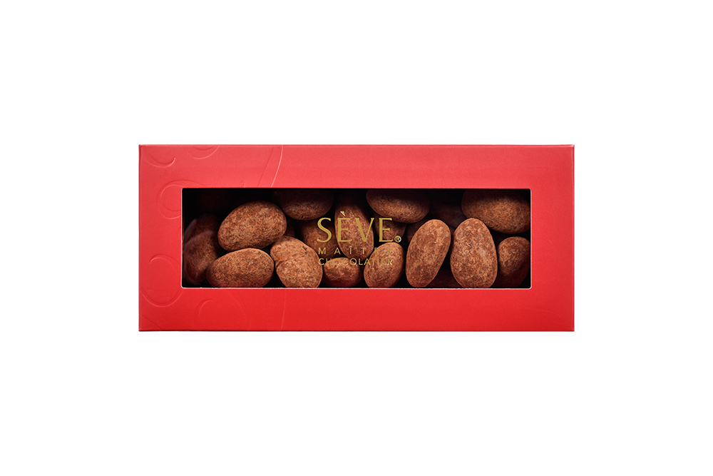 Boite-amandes-enrobees-chocolat-noir-2025-Seve-Ph-Jalin.png