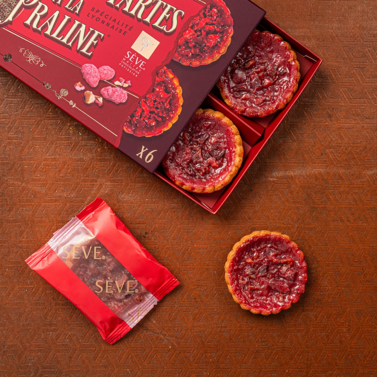 Coffret_les_Veritables_Tartes_a_la_Praline_-_Ouvert_Ambiance_-_Grande_a41063d8-1583-4145-b17b-d35f0e5165ae.jpg