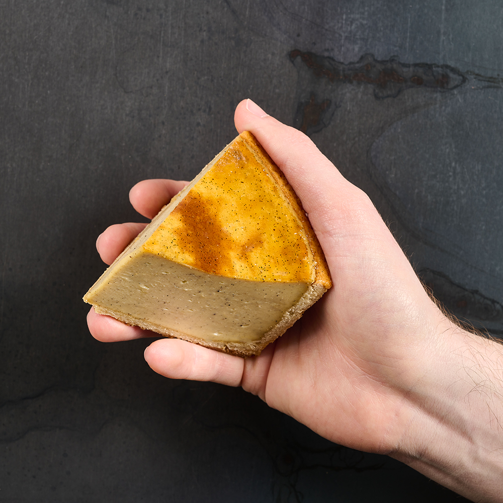 Flan-a-la-vanille-ambiance-main-2026-Seve-Ph-Jalin.png