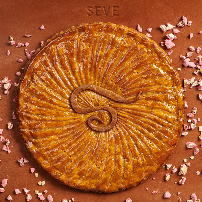Galette-praline-tablier-cuir-ambiance-2025-Seve-Ph-Jalin.png