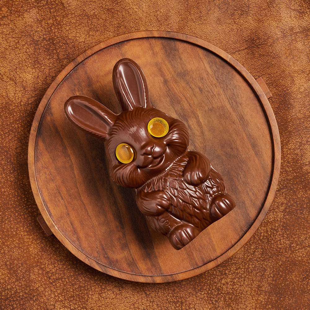 Lapin-de-Paques-lait-ambiance-2026-Seve-Ph-Jalin.png