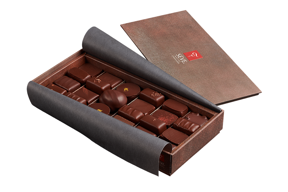 Nouveau-Ballotin-chocolat-garni-noir-2020-Seve-Ph-Jalin_f14eb8b9-9ac9-4968-953f-9ba1d6336485.png