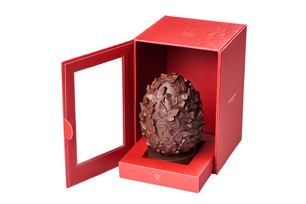 Oeuf-papillon-noir-boite-rouge-2025-Seve-Ph-Jalin.png
