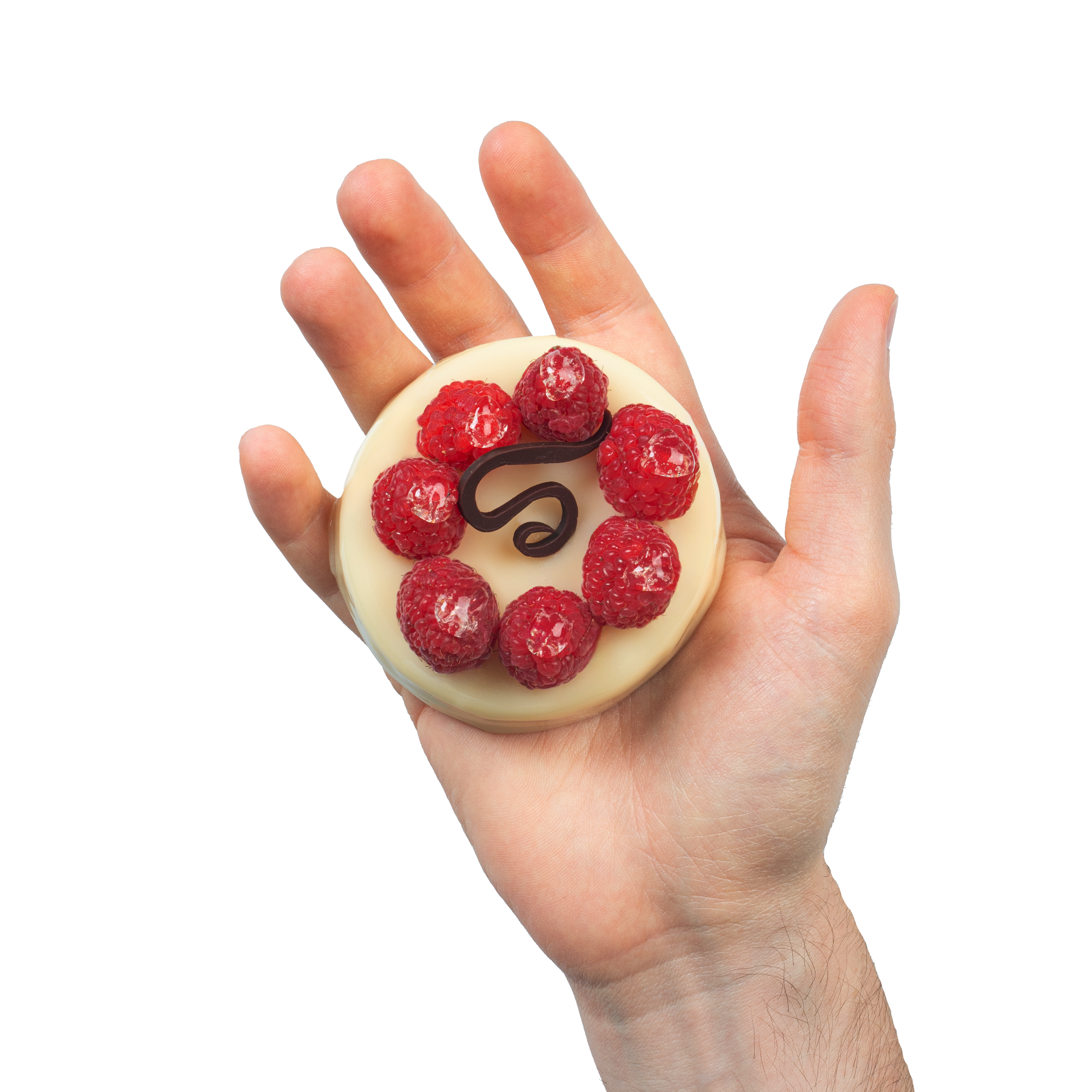 Sinjita_Gateaualavanilleetframboisedanslamain-PatisserieSeve.png