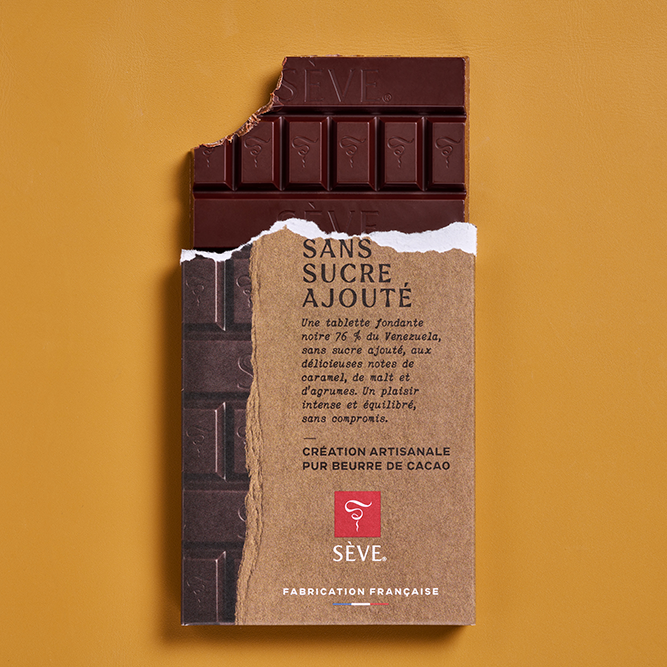 Tablette-Venezuela-noir-sans-sucre-ajoute-croquee-ambiance-2025-Seve-Ph-Jalin