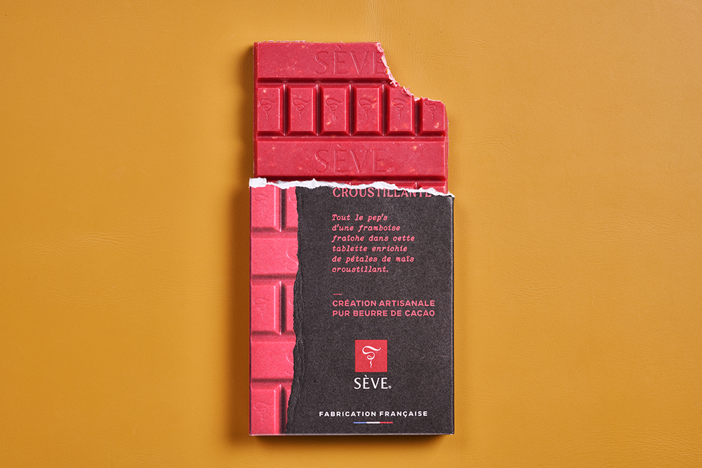 Tablette-framboise-croustillante-croquee-ambiance-2025-Seve-Ph-Jalin.png