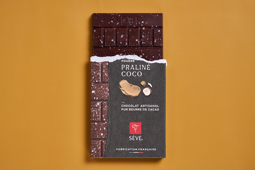 Tablette-praline-coco-ambiance-2025-Seve-Ph-Jalin.png