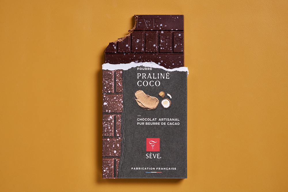 Tablette-praline-coco-croquee-ambiance-2025-Seve-Ph-Jalin.png