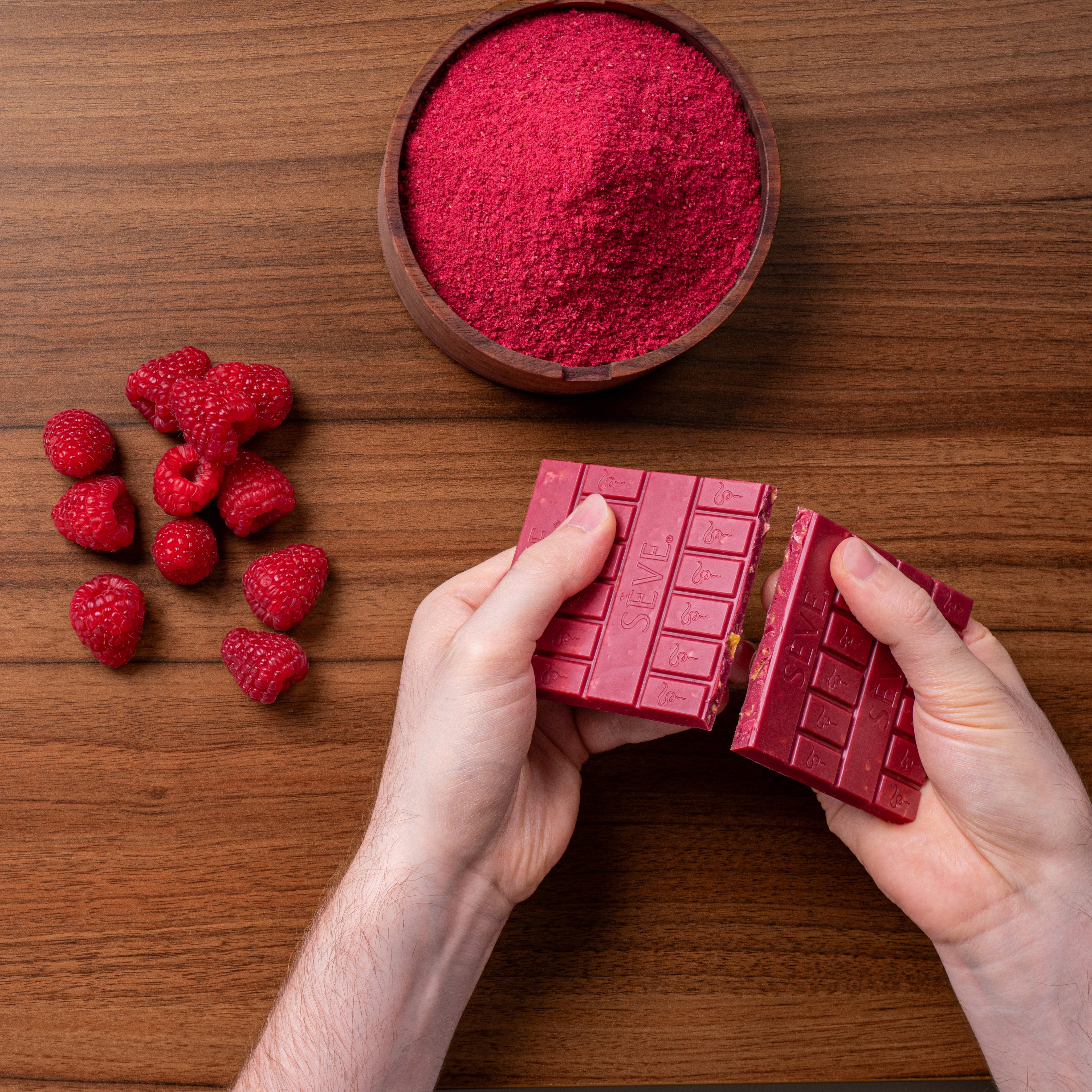 Tablette_framboise_croustillante_avec_framboise_lyophilisee_Socchef_coupe.jpg